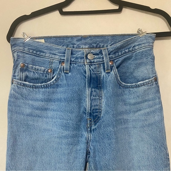 Levi's 501 Original Fit women's 26/28 medium wash distressed knee jeans EUC - Picture 6 of 10